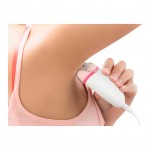 Philips Satinelle BRE225/05 ürünün yakın plan ayrıntısı ve marka logosu.