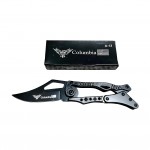 Columbia tasarım ödüllü katlanır çakının outdoor ve kamp ortamında kullanımını gösteren ürün görseli