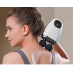 Çift başlıklı dijital ekranlı masaj tabancasının elde tutuş ergonomisini gösteren görsel