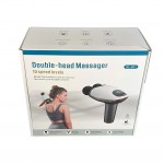 Çift başlıklı dijital ekranlı masaj tabancasının tüm detaylarını gösteren ürün fotoğrafı