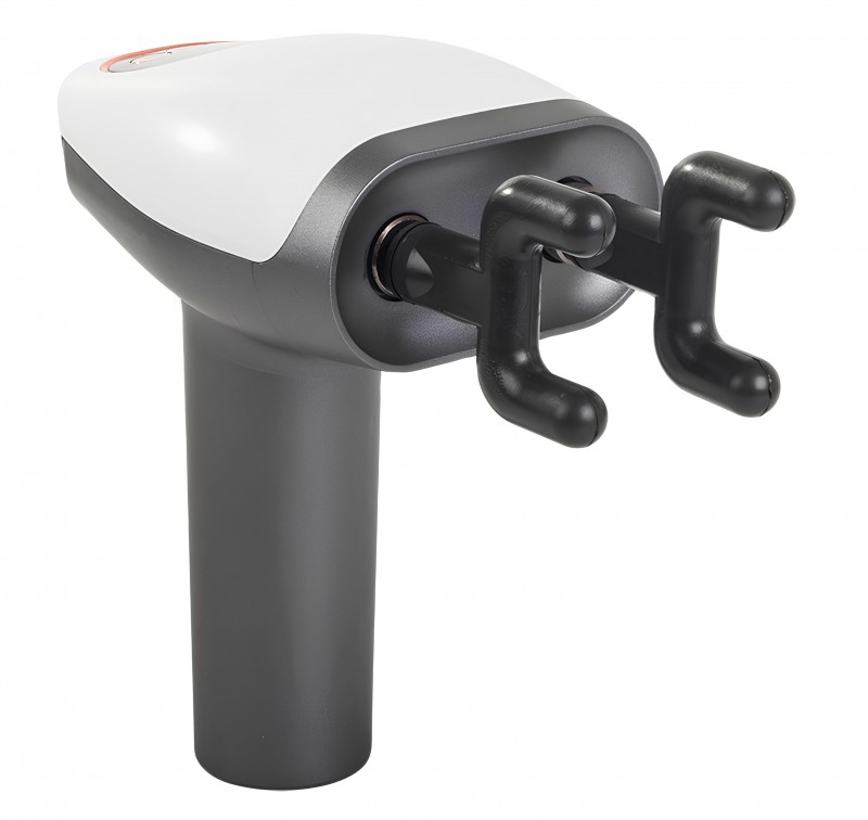 Çift başlıklı dijital ekranlı masaj tabancasının ev ortamında kullanımını gösteren görsel