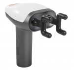 Çift başlıklı dijital ekranlı masaj tabancasının ev ortamında kullanımını gösteren görsel