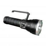 Powerdex PD-14500 avcı fenerinin karanlık alanda 6500 lümen ışık yayılımını gösteren kullanım görseli