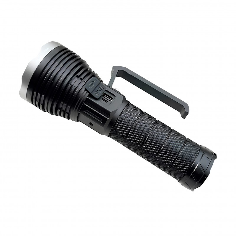 Powerdex PD-14500 avcı fenerinin uzun mesafeli aydınlatma performansını gösteren gece çekimi