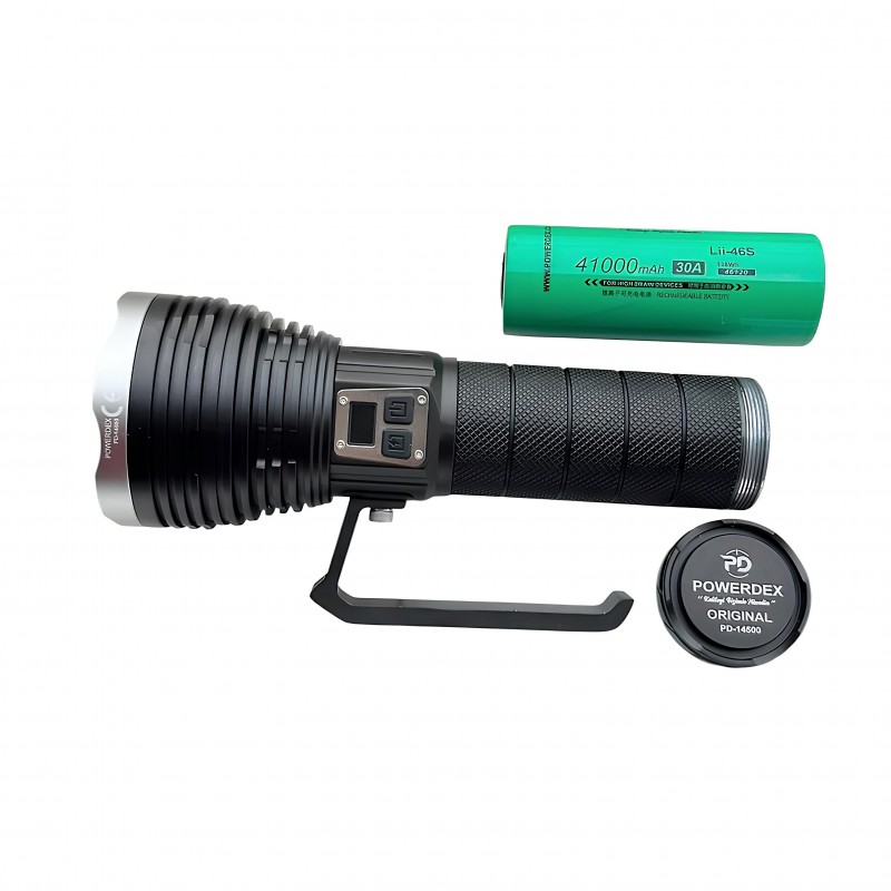 Powerdex PD-14500 65W LED el fenerinin yüksek ışık yoğunluğunu gösteren karanlık ortam çekimi