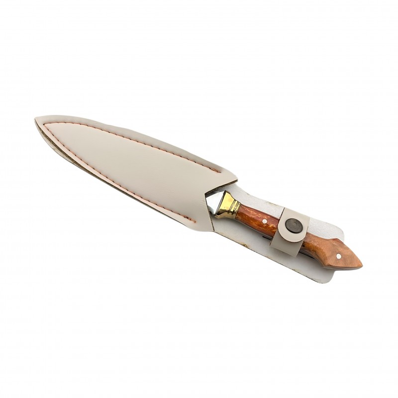 El Yapımı Çerkes Kaması'nın zarif hakiki deri kılıfı ve tamamlayıcı aksesuarları. Güvenli taşıma ve otantik sunum için ideal.