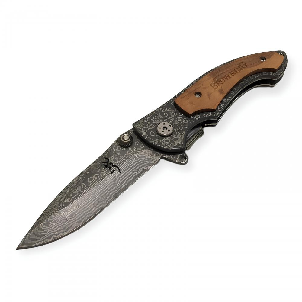 Keskin çelik namlulu Damascus desenli avcı çakısı.