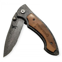 Damascus çeliği görünümlü Browning cep çakısı yakın plan.